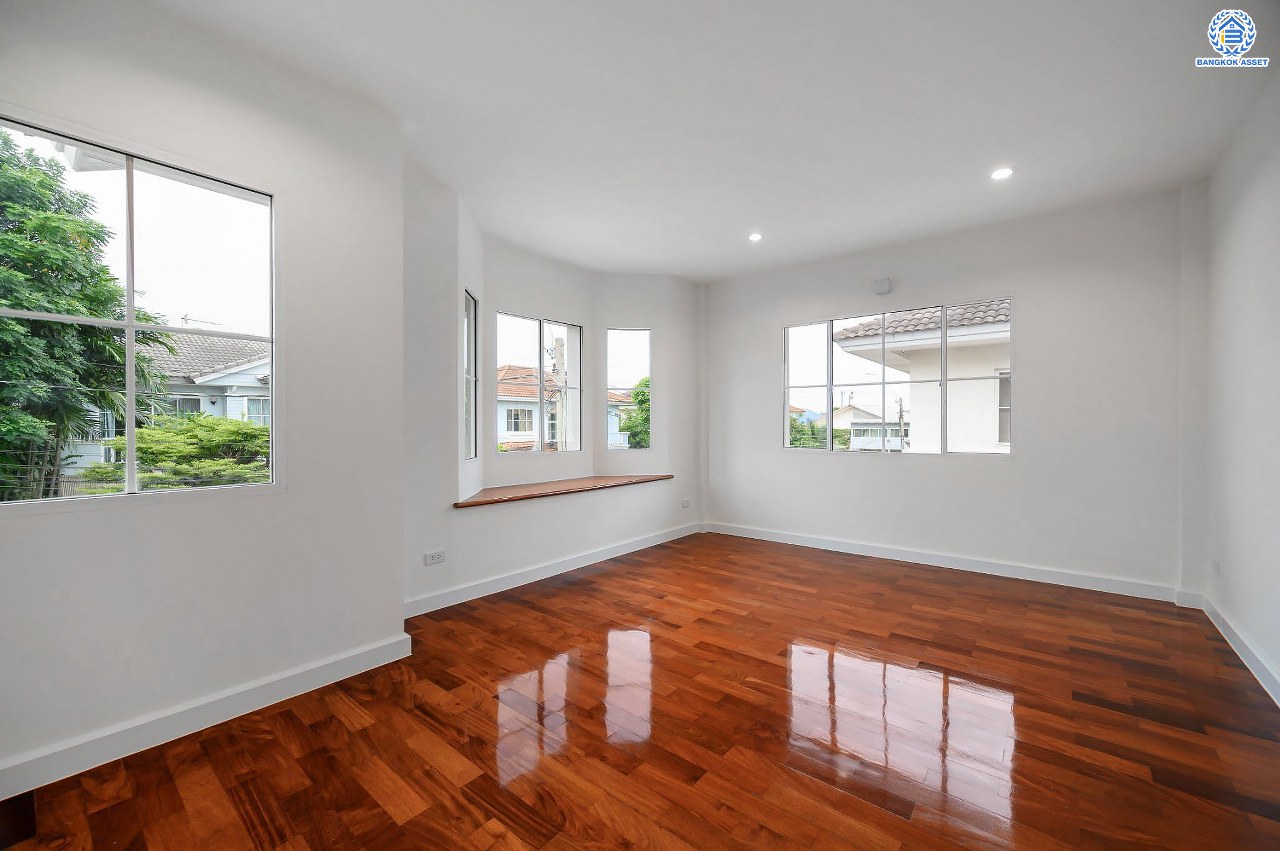 บ้านมือสองตกแต่งใหม่ แบรนด์ LH โครงการ มัณฑนา เพชรเกษม81 พร้อมรองรับทุกความสุข บนเนื้อที่ 54.4 ตร.ว. พื้นที่ใช้สอยกว่า 123.84 ตร.ม. พร้อมฟังก์ชัน 3 ห้องนอน 3 ห้องน้ำ จอดรถได้ 2 คัน บนทำเลเชื่อมต่อสู่ ถ.เพชรเกษม, ถ.พุทธมณฑลสาย4 ใกล้เดอะมอลล์ บางแค และม.มหิดล...